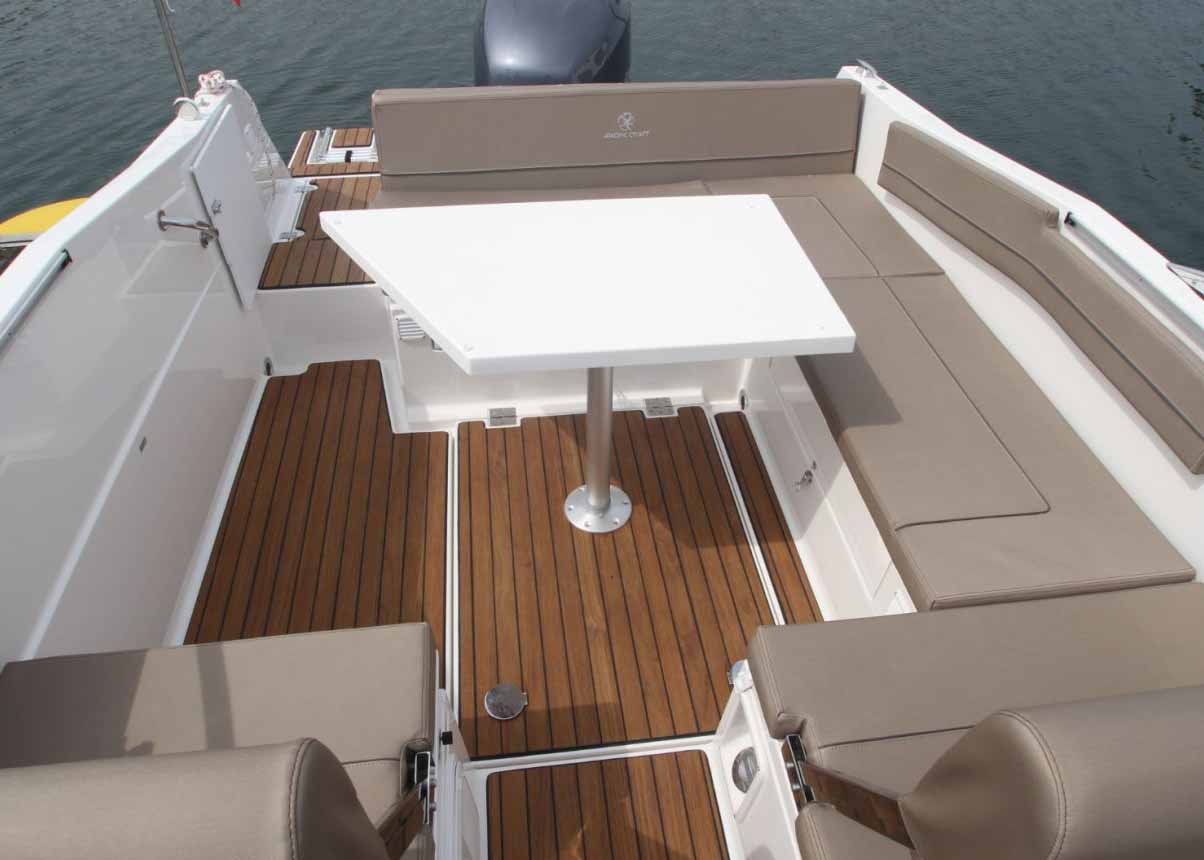 carré-arrière-avec-table-pc-700-dc-1630x860