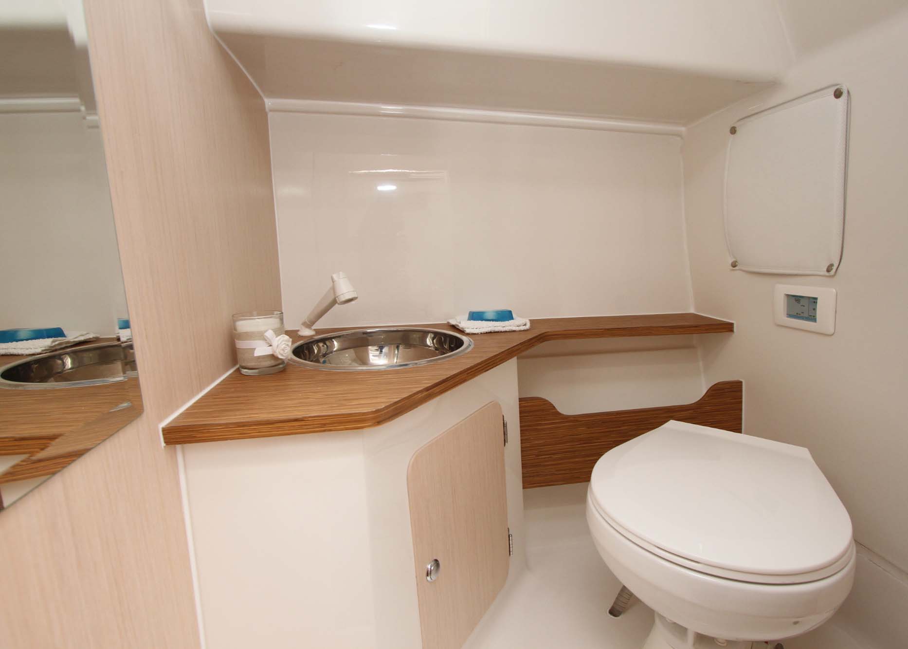 détail-cabine-salle-de-bain-pacific-craft-730-sc