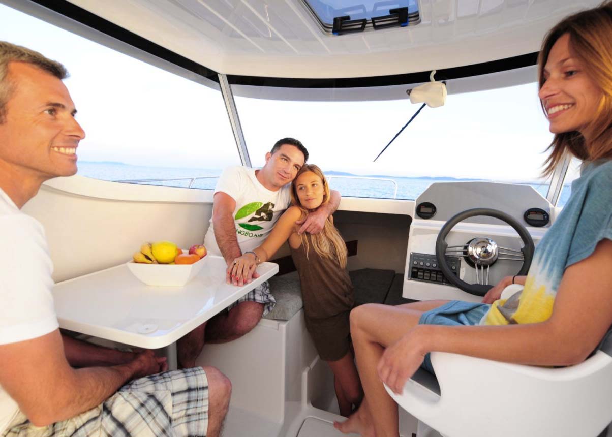 intérieur-cabine-2-660-timonier-hyères-2011-1630x860