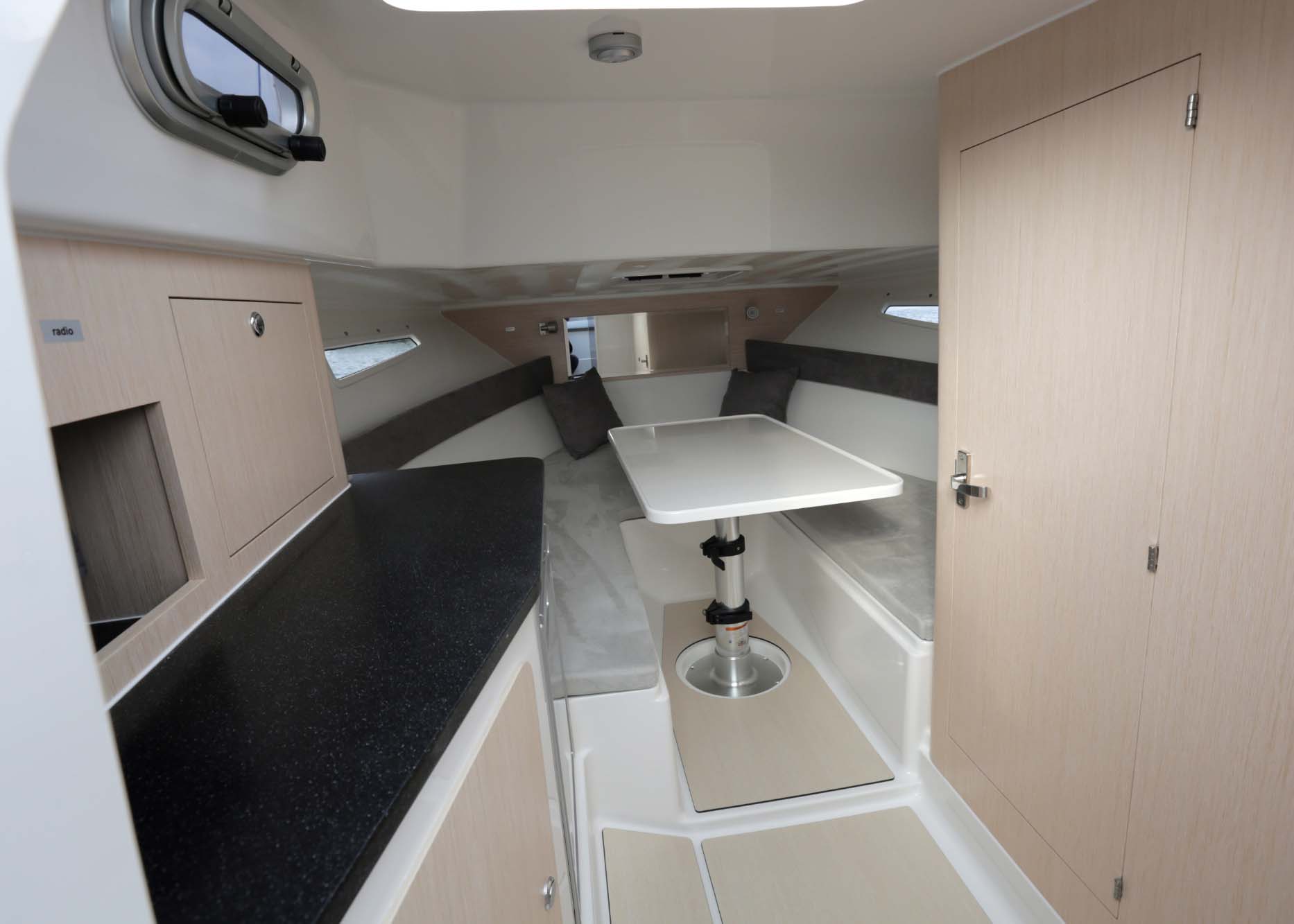 intérieur-cabine-pacific-craft-750-sc