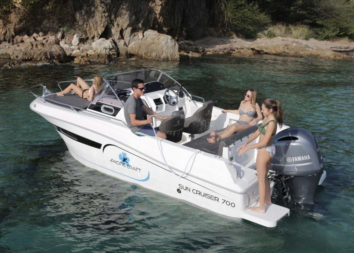 pacific-craft-700-sc-bain-de-soleil-arrière-1-1630x860