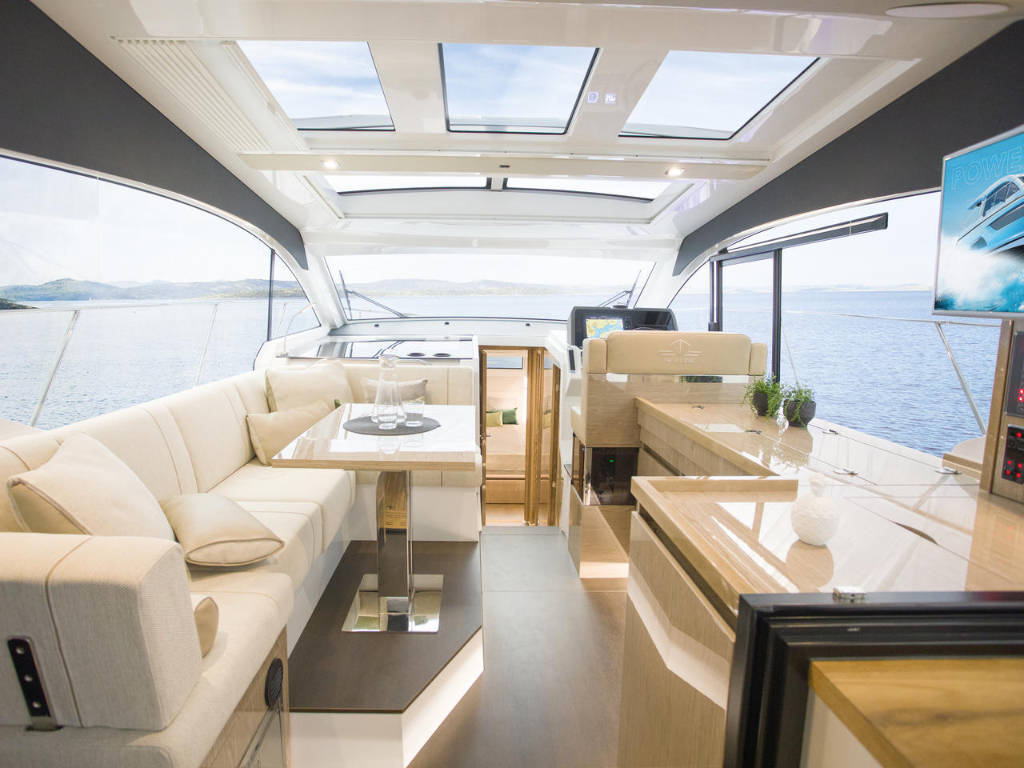 sealine_c390_interior_chestnut_006_96a2705