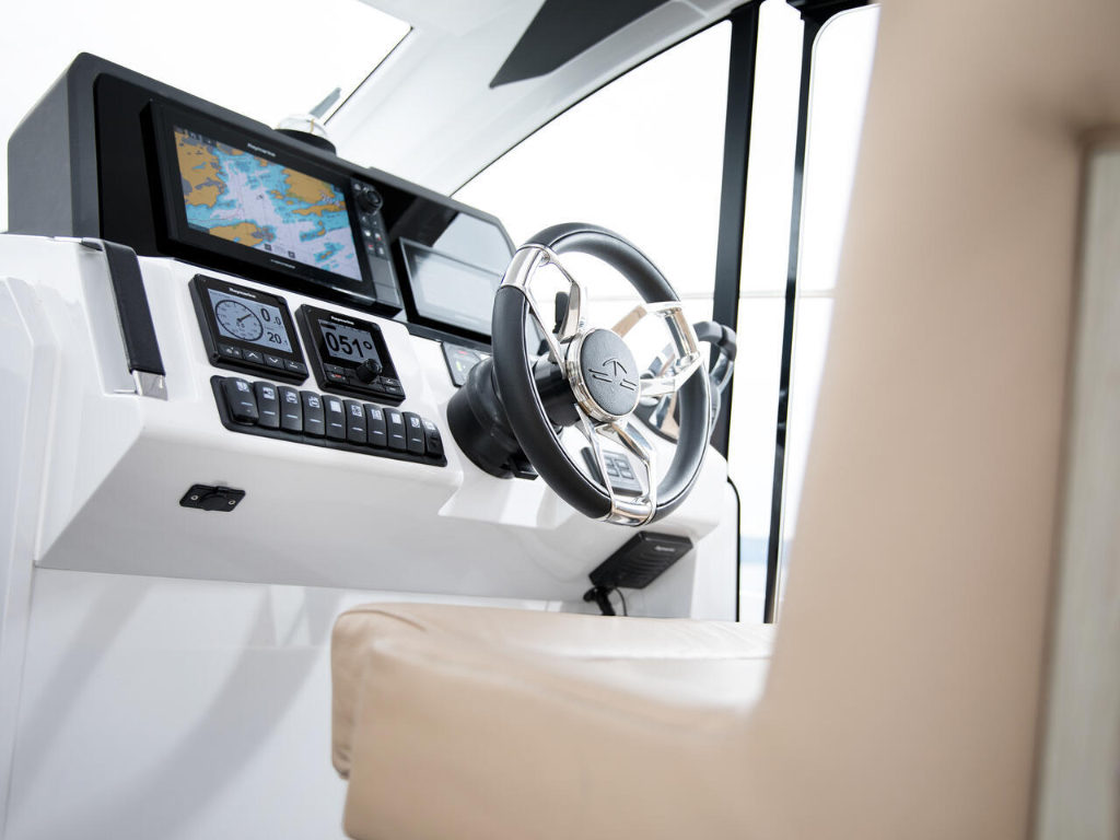 sealine_c390_interior_view_01_steuerstand_008