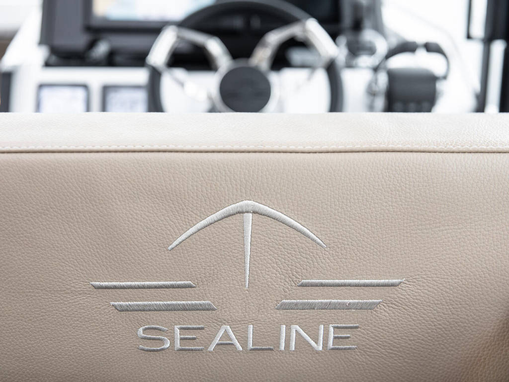 sealine_c390_interior_view_11_steuerstand_027