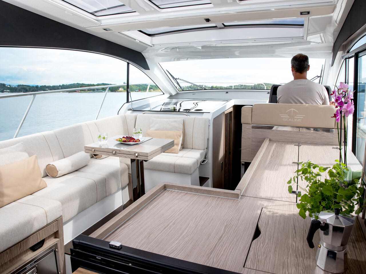 sealine_c390_interior_view_13_salon
