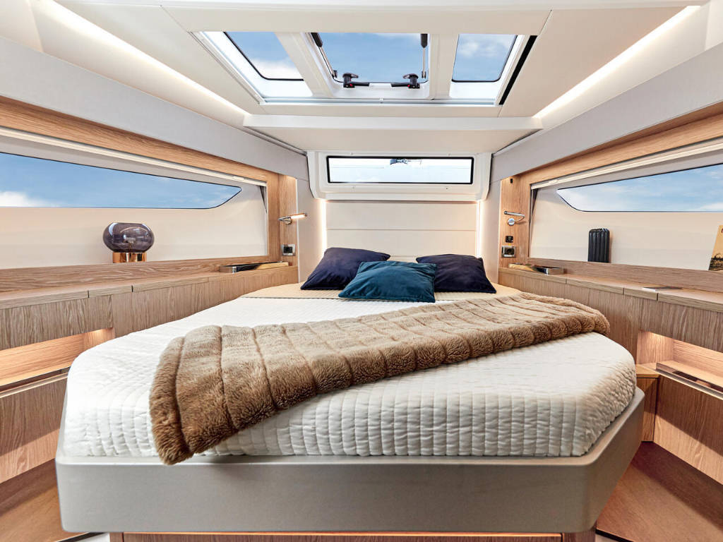 sealine_c390_interior_view_18_master_cabin_0001