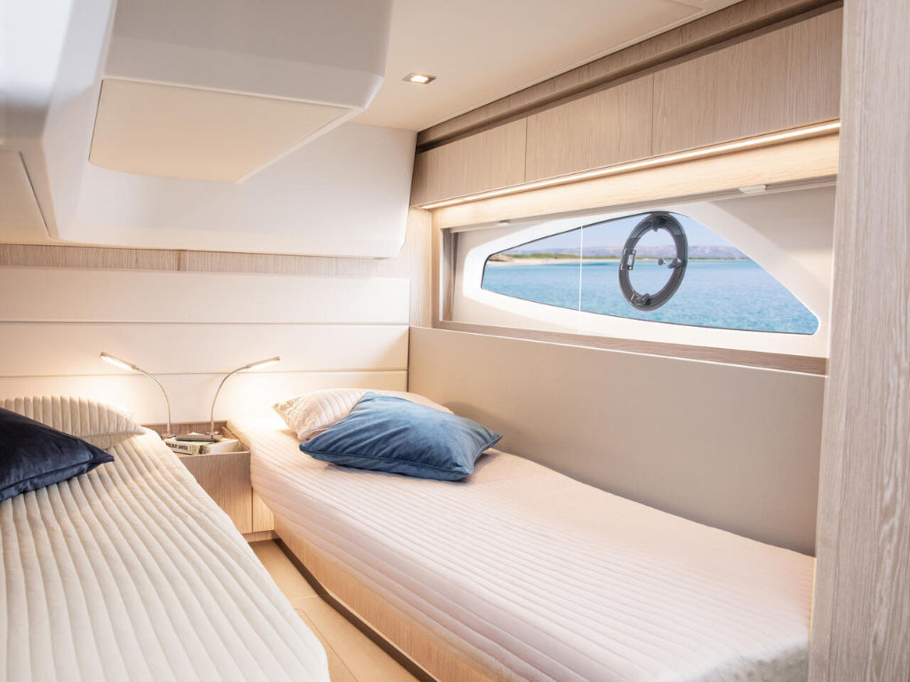 sealine_c390_interior_view_23_guest_cabin_0003