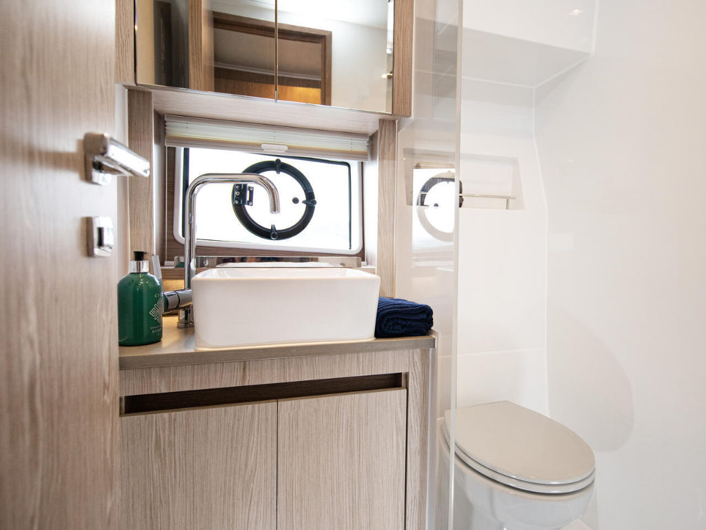 sealine_c390_interior_view_25_guest_bathroom_0013